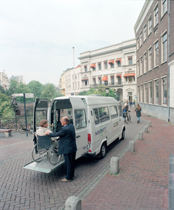 828357 Afbeelding van een Mobinet-transportbus voor rolstoelvervoer op de Stadhuisbrug te Utrecht.